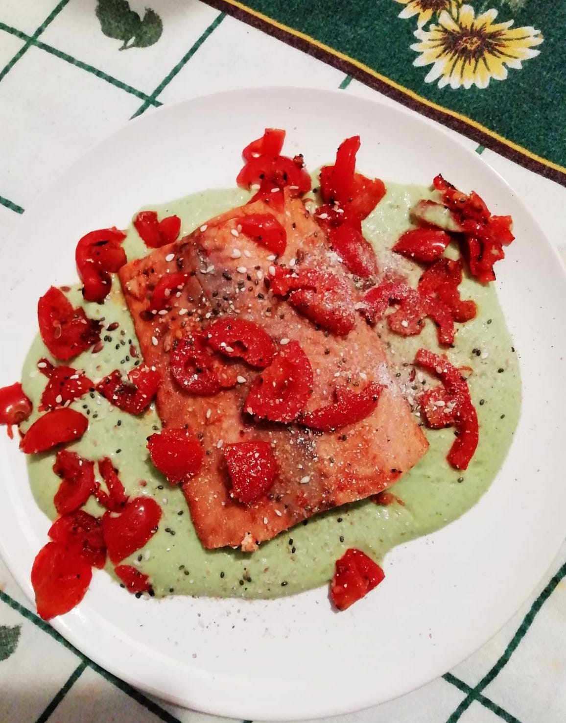 salmone selvaggio cotto con pomodorini su letto crema  di zucchine e quark